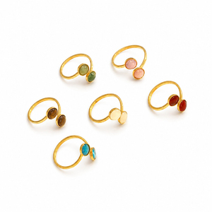 Anillo de Latón Chapado en Oro con Ópalo Blanco Cabujón, Joyería de Moda Minimalista Ajustable, Diseño Personalizado OEM al por Mayor - Product Image 2