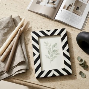Cadre photo vertical léger en résine 5x7 pouces avec impression offset pour affichage sur table - Product Image 4