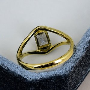Bague de fiançailles et de mariage vintage en or jaune avec labradorite, pierre précieuse taille brillant, sertie à griffes, design géométrique, classique pour femme - Product Image 4