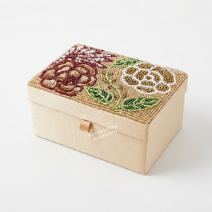 Boîte à bijoux en verre perlé floral faite à la main de luxe, boîte organisatrice de bijoux en tissu satiné, boîte cadeau, fabrication sur mesure - Product Image 1