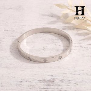 Brazalete de Trébol de Cuatro Hojas, Brazalete Minimalista con Motivo de Flor y Diamantes Pavé para Mujer - Product Image 2