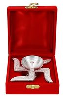 Lampe à huile moderne en aluminium argenté et doré, motif Swastik Diya, avec boîte en velours, pour Pooja, cadeau de Diwali, décoration d'intérieur - Vente en gros