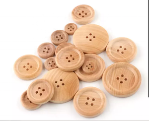 ซัพพลายเออร์กระดุมไม้ธรรมชาติแบบแบน 4 รู ลายออกแบบตามสั่ง สำหรับเสื้อผ้า - Product Image 2