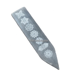 Vente en gros de baguettes de sélénite gravées avec les symboles des sept chakras, de haute qualité, écologiques et naturelles, pour la guérison par le Reiki. - Product Image 1