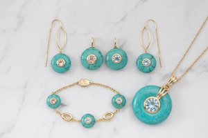 Colgante de howlita verde con incrustaciones de circonita azul, pequeño y redondo, chapado en oro vermeil de 18k, para fabricación de collares, incrustaciones hechas a mano. - Product Image 2
