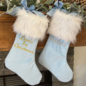Chaussettes de Noël brodées bleu clair avec bordure en fourrure blanche, décorations en coton doux pour enfants - Product Image 1