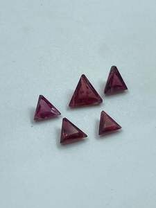 Gema de Espinela Roja Natural de la Mejor Calidad, Corte Triangular de 2.35 Quilates, para Joyería - Product Image 4