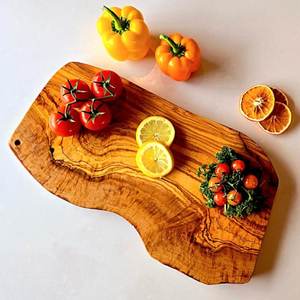 Planche à découper rectangulaire en bois d'acacia naturel avec bord brut et surface antidérapante pour la cuisine - Product Image 4