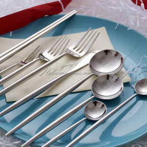 Cuchara de Acero Inoxidable Pulido a Espejo Personalizada con Mango Largo, Diseño Moderno, Ecológica, para Uso Doméstico y en Restaurantes - Product Image 5