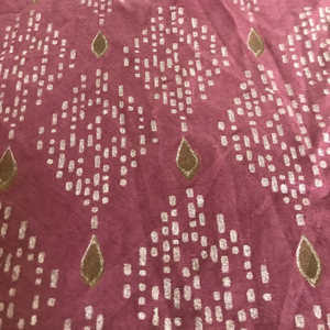 Tela de algodón estampada a mano con motivos dorados |   Textil Étnico Indio Estampado para Prendas de Vestir - Product Image 3