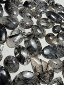 Pierres précieuses cabochons en rutile noir naturel en vrac pour la fabrication de bijoux chez BU GEMS - Product Image 4