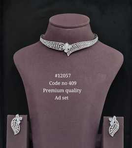 Collier ras du cou vintage 12057 en zircon cubique de qualité supérieure, plaqué rhodium, motif feuille et couronne, idéal pour les bijoux de mariage et les soirées. - Product Image 1
