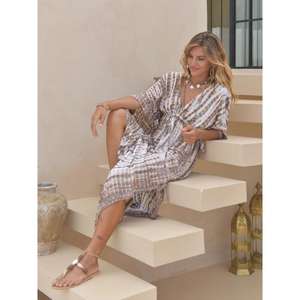 Vestido maxi tipo caftán con cuello en V y estampado tie-dye estilo bohemio para mujer, holgado, ideal para la playa en verano. - Product Image 3