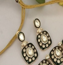 Magnifique ensemble collier ras-du-cou et boucles d'oreilles en laiton plaqué or de qualité supérieure, orné de perles et de moissanite de luxe, style Kundan, collection pour mariage - Product Image 2