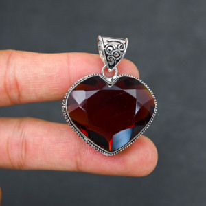 Pendentif de créateur de 1,80 pouce en argent sterling 925 plaqué, orné de grenat rouge synthétique étincelant de qualité supérieure, pour femme, vente en gros - Product Image 1