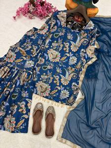 Ensemble Kurti Sharara en coton mousseline à imprimé floral numérique avec dupatta – Tenue de soirée ethnique de créateur avec pierres pour femme - Product Image 6