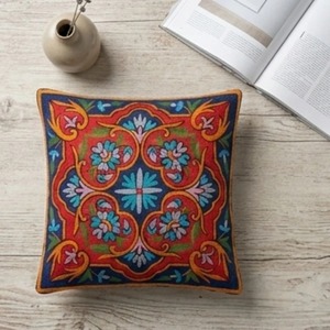 Funda de cojín con bordado Crewel de Cachemira — Arabescos azul marino y rojo con turquesa y dorado - Product Image 2