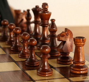 Échiquier en bois de haute qualité pour la famille, disponible dans toutes les tailles, au meilleur prix, avec sculpture sur le thème des jeux d'échecs - Product Image 1