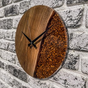 Horloge murale en bois de noyer et résine époxy en forme de grains de café - Product Image 2