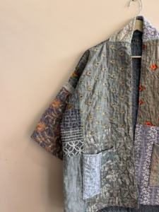 Veste courte de style kimono traditionnelle ethnique en patchwork Kantha en soie et coton matelassé - Product Image 3