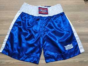Shorts de Muay Thai avec coutures de qualité supérieure, matière légère et ceinture élastique offrant confort et flexibilité. - Product Image 3