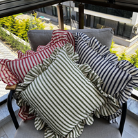Housse de coussin carrée en lin doux à volants, brodée à pois, faite à la main, décorative neutre, rayée, style ferme, par un designer