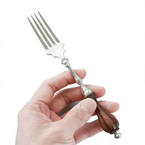 Fourchette vintage en argent avec manche en bois, finition miroir haute brillance, couverts en métal durables pour la vaisselle de mariage - Product Image 1