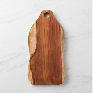 Tabla de cortar de madera natural con borde vivo y asa redonda, color marrón rojizo - Product Image 1