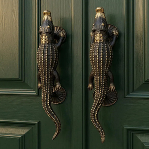 Manija de puerta de latón con diseño de cocodrilo, decoración original para el hogar, herrajes de latón estilo jungla, tirador de puerta de cocodrilo - Product Image 1