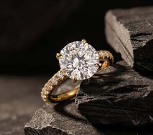 Anillo de Compromiso Clásico con Diamante Cultivado en Laboratorio, Corte Brillante Redondo, con Diamantes Redondos Laterales en Pavé, Regalo de Boda para Mujer - Product Image 1