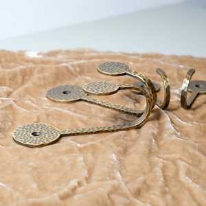 Gancho de latón hecho a mano, antideslizante, diseño clásico, gancho de latón para sujetar ropa, accesorios para armario, de Universal Overseas - Product Image 4