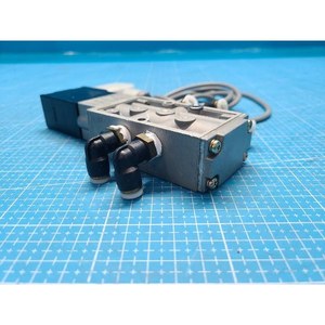 Vanne solénoïde Hitachi M-501AW 5 ports, utilisée comme pièce détachée pour équipement semi-conducteur d'époque - Product Image 2