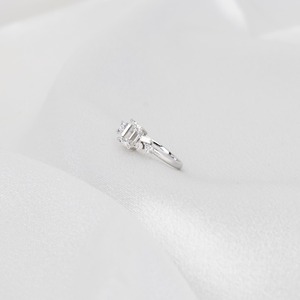 Bague de fiançailles minimaliste pour femme en or blanc 14 carats avec diamant de laboratoire taille émeraude 1 carat serti à griffes, certifié IGI - Product Image 4