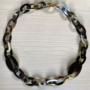 Collar de cuerno contemporáneo hecho con materiales naturales auténticos, ideal para la moda sostenible y accesorios de diseño. - Product Image 1