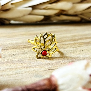 แหวนดีไซน์โบโฮลายดอกบัวสีคอรัล วงทองเหลืองสไตล์ชนเผ่า ชุบทอง 18k สำหรับผู้หญิง แหวนดอกไม้สไตล์วินเทจ สวยงาม เหมาะสำหรับขายส่ง/OEM/ODM - Product Image 1