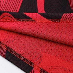 Conjunto de Camiseta de Baloncesto Sublimada con Diseño Geométrico Rojo y Negro para Hombre, Sin Mangas, de Malla Transpirable, con Pantalones Cortos con Cordón Ajustable, Corte Regular - Product Image 3