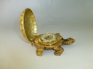 Horloge mécanique vintage suisse en forme de tortue, horloge de bureau décorative, objet de collection pour la maison ou le bureau - Product Image 3