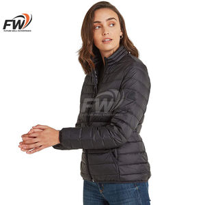 Chaqueta acolchada de plumón para mujer, negra brillante, OEM, de alta demanda, con capucha de piel, cremallera completa y diseño acolchado tipo burbuja, para invierno. - Product Image 5