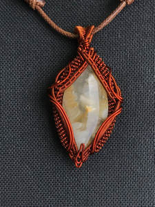 Pendentif en agate blanche fait main, fil de cuivre antique enroulé autour, pierre précieuse naturelle, bijoux artisanaux - Product Image 4