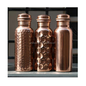 Bouteille d'eau en cuivre de qualité supérieure, conçue pour une consommation régulière d'eau et un équilibre général de bien-être. - Product Image 2