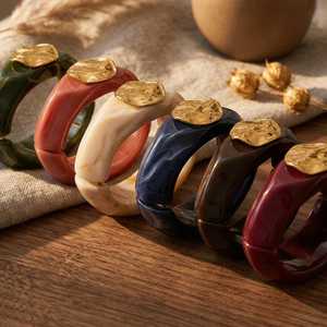 กำไลข้อมืออะคริลิคเรซิ่นวินเทจ ดีไซน์เหรียญทอง รูปทรงไม่สมมาตร กำไลหนา แฟชั่นจิวเวลรี่ในอินเดีย โดย Universal Overseas - Product Image 3