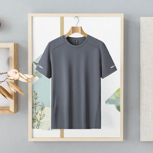 เสื้อยืดคอกลมแขนสั้นสีเทาสำหรับผู้ชาย ระบายเหงื่อได้ดี แห้งเร็ว ต้านเชื้อแบคทีเรีย ผลิตจากโพลีเอสเตอร์ 100% เหมาะสำหรับออกกำลังกาย - Product Image 1