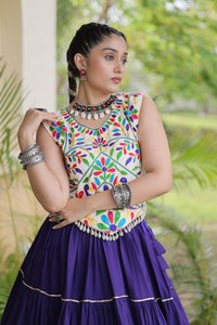 Chaniya choli de algodón puro premium, completamente cosido, con adornos de kodi y estampado en foil, perfecto para las noches de garba para adultos. - Product Image 2