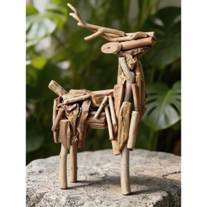 Fantastique sculpture de cerf en bois faite à la main, figurine d'animal rustique, décoration de table, ornement de salon - Product Image 1