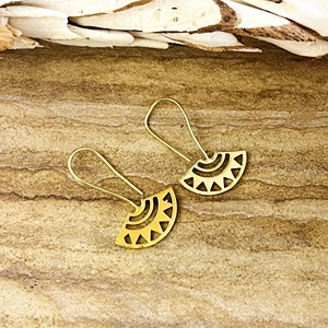 Pendientes colgantes de latón tribal estilo bohemio de alta demanda para mujer, chapados en oro de 18k, con diseño geométrico de arco y rayos de sol, para venta al por mayor OEM ODM - Product Image 3