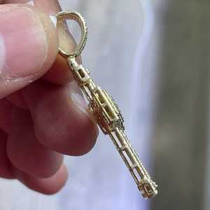 Colgante con Diseño de Cruz Chapado en Rodio con Moissanita de Corte Baguette y Engaste en Canal, Colgante Temático Unisex para Uso Diario - Product Image 3