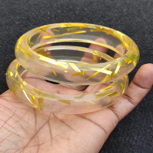 Elegantes brazaletes de resina transparente con cintas doradas brillantes y purpurina fina, disponibles a precios de mayorista. - Product Image 1
