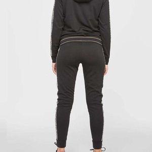 Pantalon de jogging noir pour femme avec bande latérale léopard, taille élastique, longueur cheville, décontracté et sportif - Product Image 3
