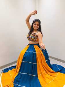Ensemble Lehenga et Blouse Traditionnel Indien en Rayonne avec Dupatta Imprimé, Broderie Miroir Véritable et Dentelle Gota Patti, Longueur Ras du Sol, pour Soirée - Product Image 3