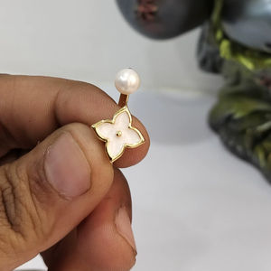 Anillo Ajustable con Perla de Agua Dulce y Diseño Floral, Talla Única, Anillo de Joyería con Perla, Ajustable, Proveedor - Product Image 1